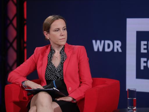 Politikwissenschaftlerin Agnieszka Lada-Konefal auf der Digitalmesse Re:publica. Sie trägt eine dunkle gepunktete Bluse und eine rote Jacke.