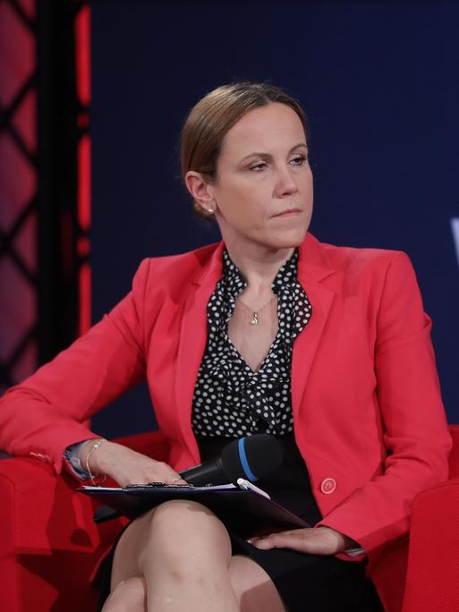 Politikwissenschaftlerin Agnieszka Lada-Konefal auf der Digitalmesse Re:publica. Sie trägt eine dunkle gepunktete Bluse und eine rote Jacke.