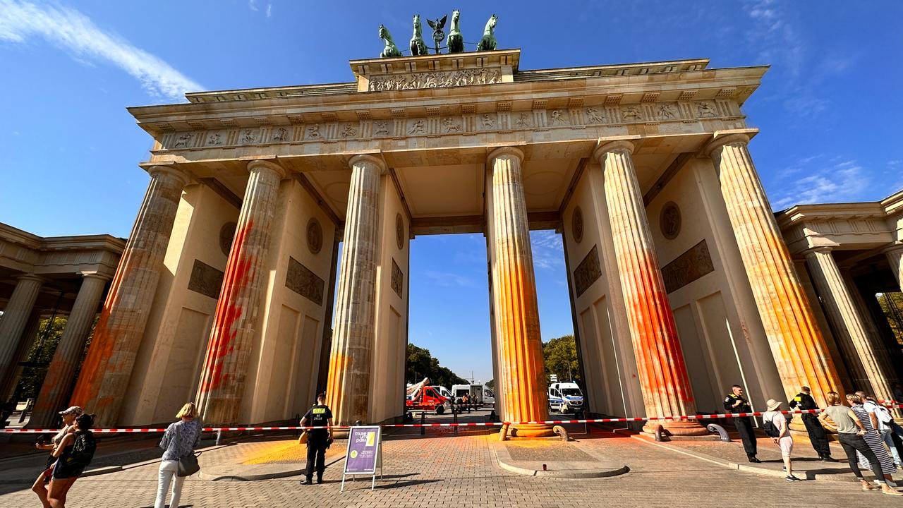 "Letzte Generation" - Klimaaktivisten Besprühen Brandenburger Tor Mit Farbe