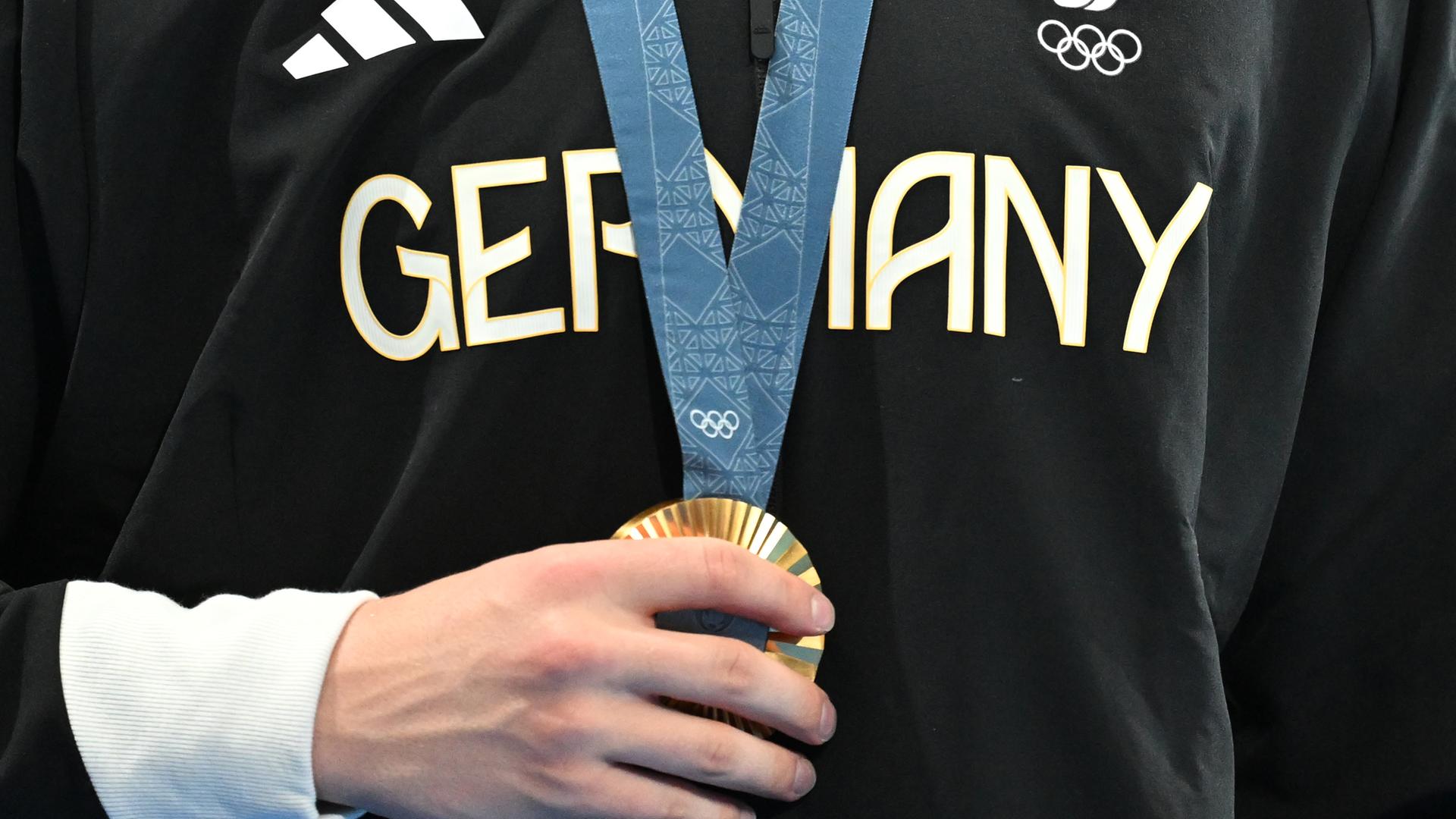 Auf dem Foto abgebildet ist die Goldmedaille des Schwimmers Lukas Märtens aus Deutschland bei den Olympischen Spielen in Paris.