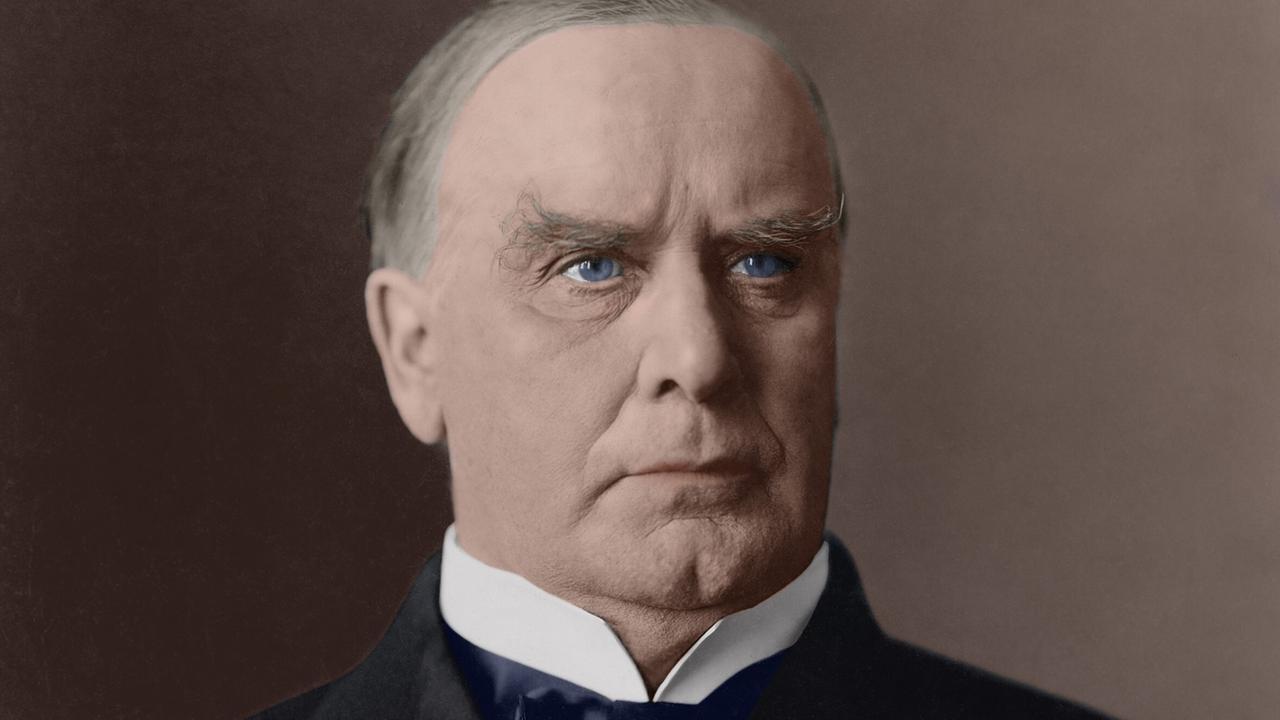 William McKinley schaut leicht links an der Kamera vor ihm vorbei. Er trägt einen schwarzen Anzug und weißes Hemd. Foto digital coloriert von Barbara Cushing Schultz, 2020.