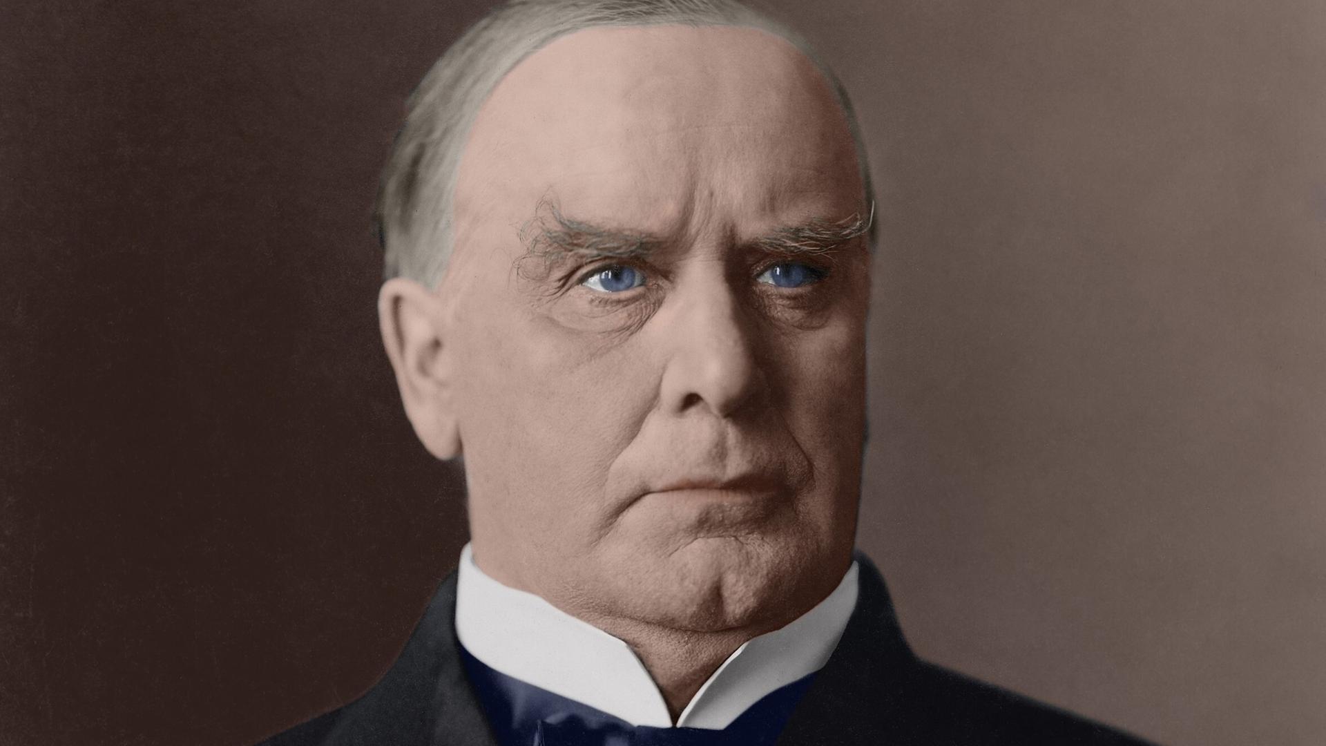 William McKinley schaut leicht links an der Kamera vor ihm vorbei. Er trägt einen schwarzen Anzug und weißes Hemd. Foto digital coloriert von Barbara Cushing Schultz, 2020. William McKinley schaut leicht links an der Kamera vor ihm vorbei. Er trägt einen schwarzen Anzug und weißes Hemd. Foto digital coloriert von Barbara Cushing Schultz, 2020.