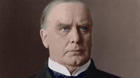 William McKinley schaut leicht links an der Kamera vor ihm vorbei. Er trägt einen schwarzen Anzug und weißes Hemd. Foto digital coloriert von Barbara Cushing Schultz, 2020.