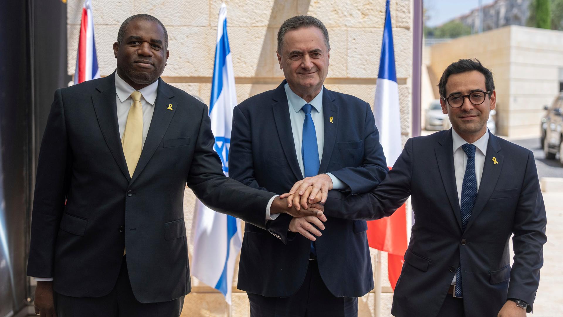 Der britische Außenminister David Lammy (links) und der französische Außenminister Stéphane Séjourné (rechts) werden vom israelischen Außenminister Israel Katz bei ihrem Treffen in Jerusalem begrüßt.