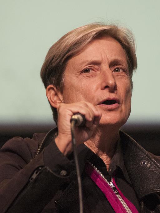 Die amerikanische Philosophin Judith Butler bei einem Gespräch.