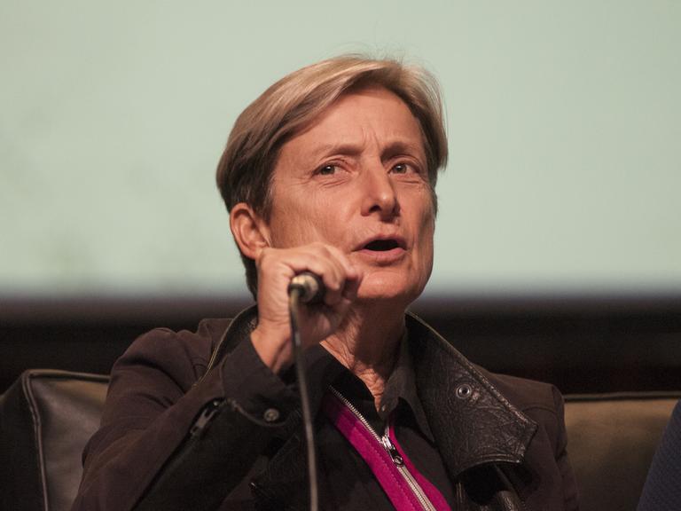 Die amerikanische Philosophin Judith Butler bei einem Gespräch.