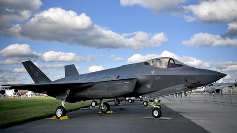 Ein Lockheed Martin F-35 Tarnkappen Mehrzweck-Kampfjet der USA ist bei der Raumfahrtausstellung (ILA) 2018 in Berlin auf einem Rollfeld zu sehen.