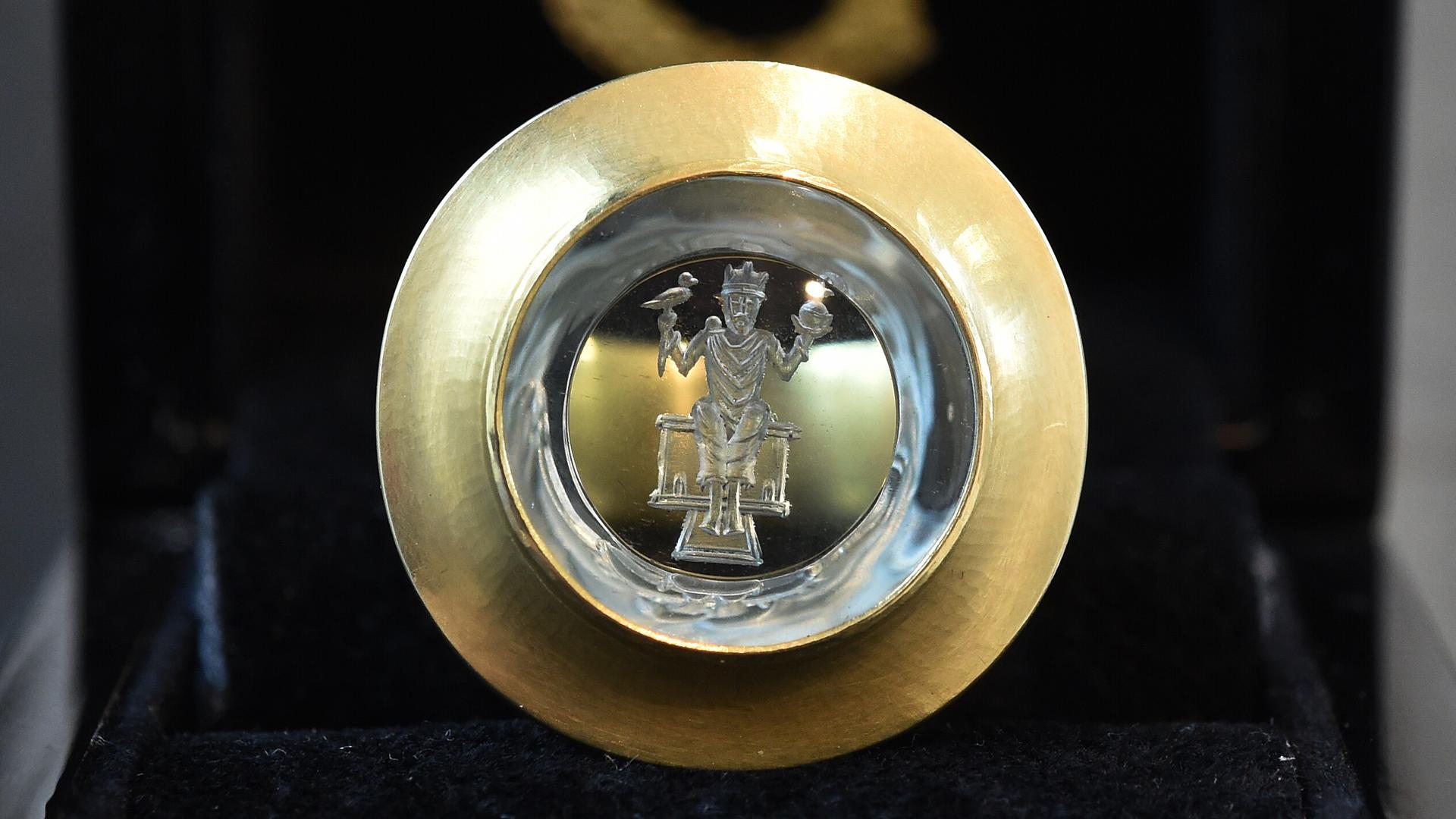 Die Goslarer Kaiserring, fotografiert am 10.10.2014 im Mönchehaus Museum in Goslar (Niedersachsen).