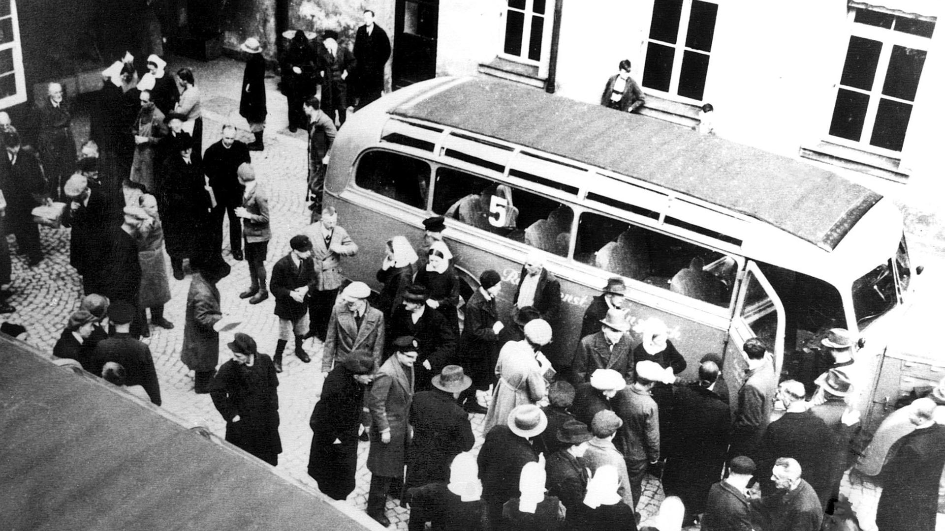 Patienten der Diakonissenanstalt Bruckberg (Landkreis Ansbach) in Bayern wurden während der NS-Zeit in staatliche Heilanstalten und von dort aus in Tötungsanstalten transportiert. Die bayerischen Heil- und Pflegeanstalten waren in das Euthanasie-Programm der Nazis verstrickt. Tausende psychisch Kranke und geistig Behinderte wurden ermordet.