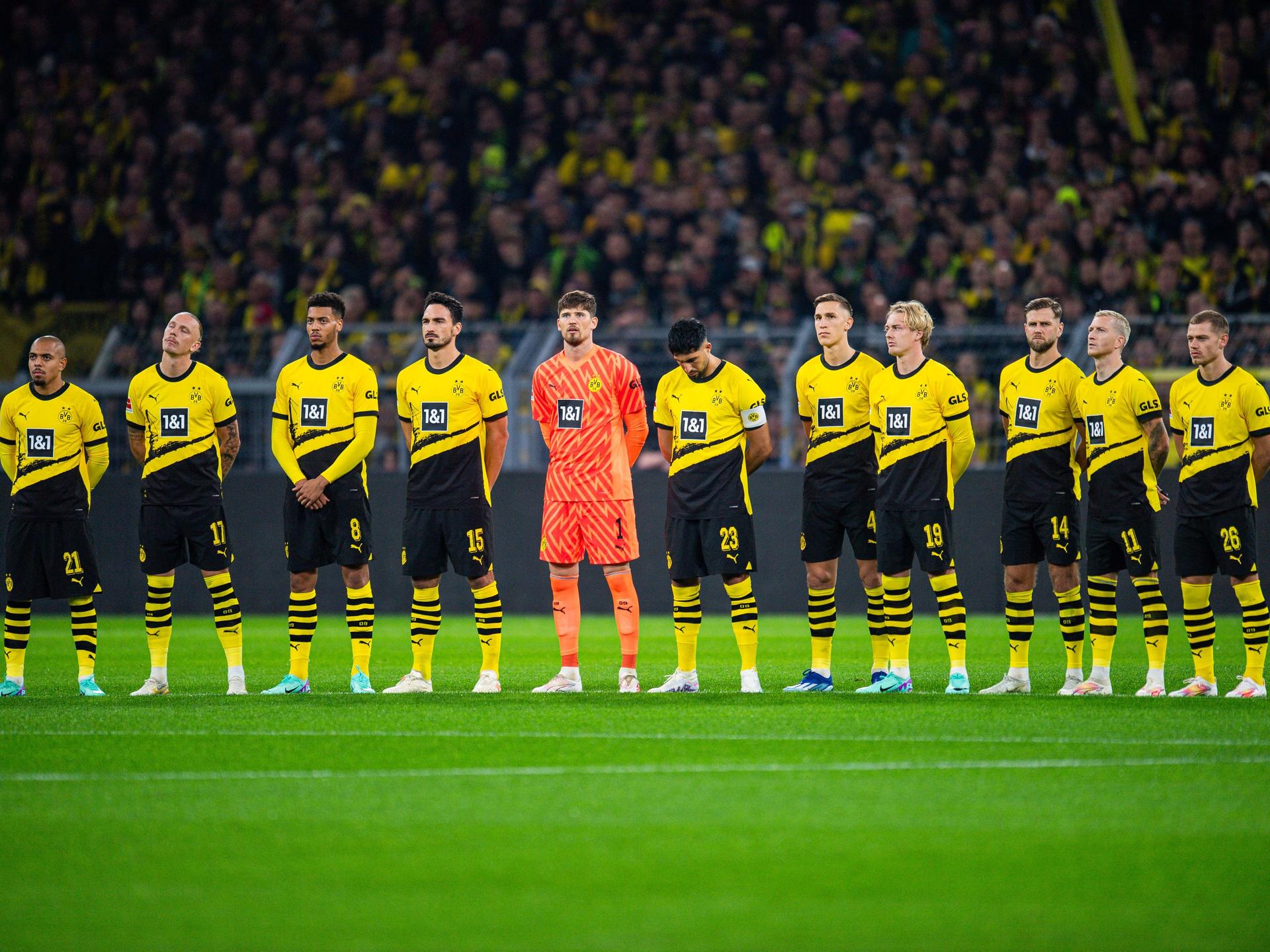 Spieler von Borussia Dortmund vor dem Spiel gegen Werder Bremen bei einer Schweigeminute für die Opfer des Nahostkonflikts