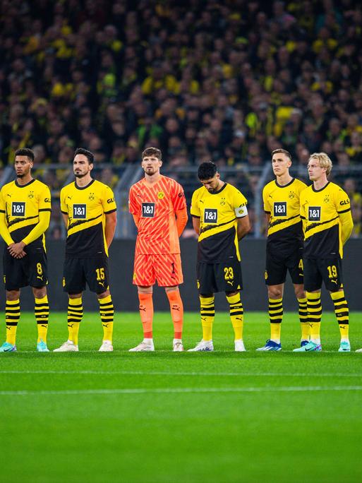 Spieler von Borussia Dortmund vor dem Spiel gegen Werder Bremen bei einer Schweigeminute für die Opfer des Nahostkonflikts
