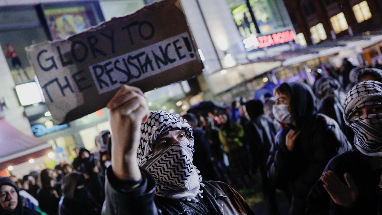 Pro-palästinensische Demonstration in Berlin: Ein Teilnehmer hält ein Schild mit der Aufschrift "Glory to the resistance" ("Ruhm dem Widerstand").