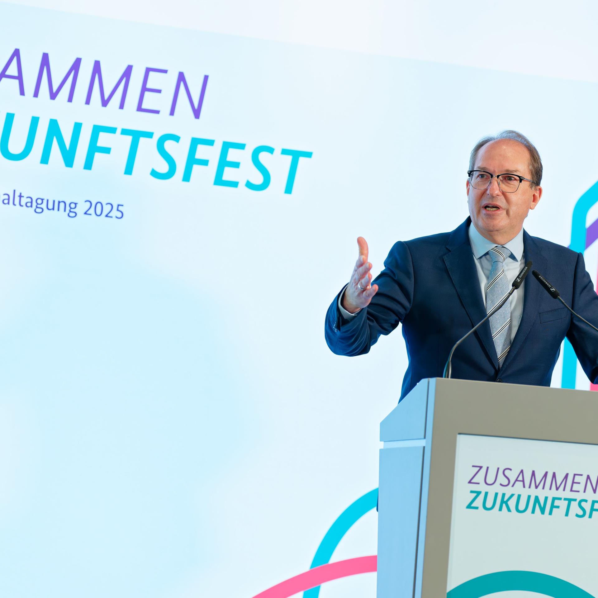Mannheim: Bundesinnenminister Alexander Dobrindt (CSU) spricht bei der Kommunaltagung "Zusammen Zukunftsfest". Einen Schwerpunkt soll der im Koalitionsvertrag vereinbarte Zukunftspakt Bund, Länder und Kommunen bilden.