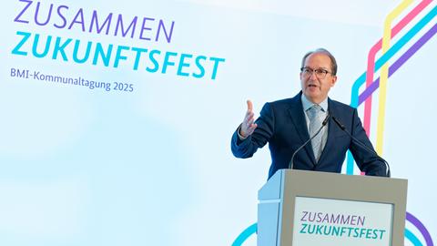 Mannheim: Bundesinnenminister Alexander Dobrindt (CSU) spricht bei der Kommunaltagung "Zusammen Zukunftsfest". Einen Schwerpunkt soll der im Koalitionsvertrag vereinbarte Zukunftspakt Bund, Länder und Kommunen bilden.