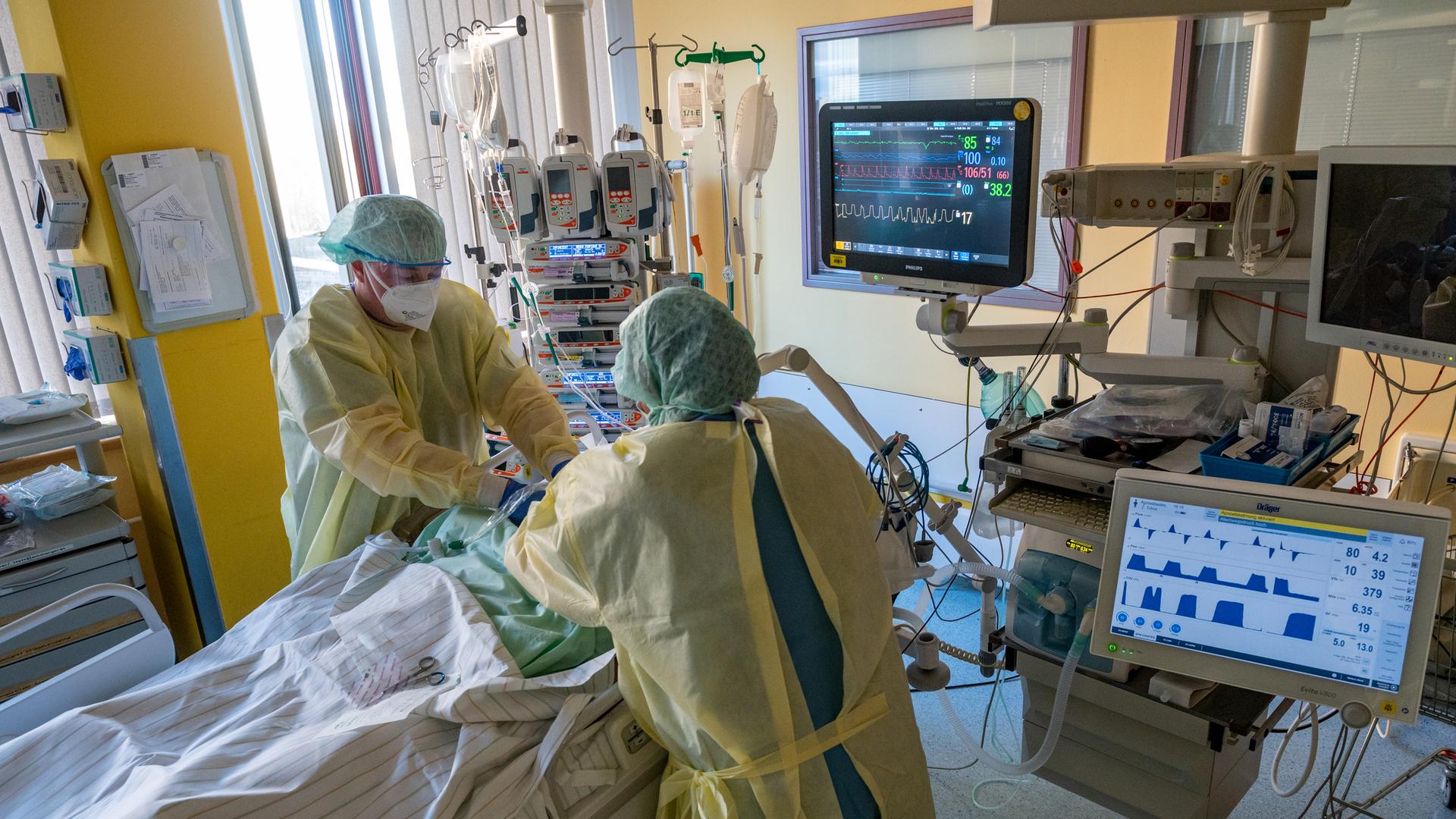 Intensivpfleger versorgen einen schwer an Covid-19 erkrankten Patienten auf der Corona-ITS im Universitätsklinikum in Halle/Saale. Das Krankenhaus ist ein Zentrum der Behandlung von Covid-19-Patienten in der Region.