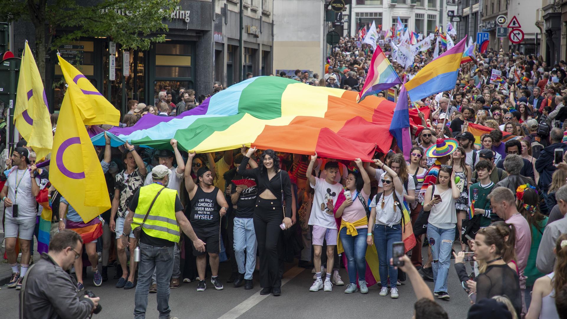 Menschen nehmen an der "Brussels Pride" teil.