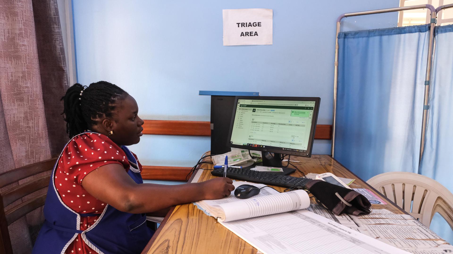 Eine Krankenschwester erfasst Daten von Patienten in einem Krankenhaus in Kampala, Uganda.
