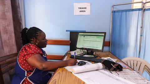 Eine Krankenschwester erfasst Daten von Patienten in einem Krankenhaus in Kampala, Uganda.
Eine Krankenschwester erfasst Daten von Patienten in einem Krankenhaus in Kampala, Uganda.