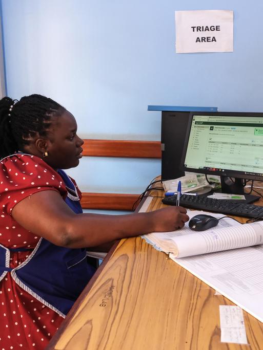Eine Krankenschwester erfasst Daten von Patienten in einem Krankenhaus in Kampala, Uganda.
