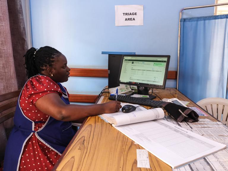 Eine Krankenschwester erfasst Daten von Patienten in einem Krankenhaus in Kampala, Uganda.
