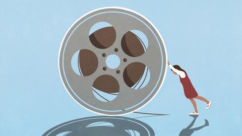 Illustration: Eine Frau schiebt ein überdimensional große Filmrolle vor blauem Hintergrund