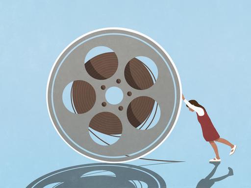 Illustration: Eine Frau schiebt ein überdimensional große Filmrolle vor blauem Hintergrund