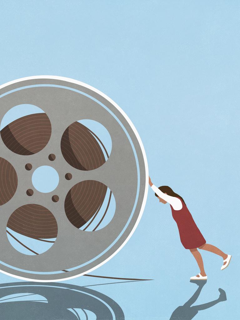 Illustration: Eine Frau schiebt ein überdimensional große Filmrolle vor blauem Hintergrund