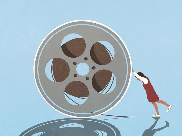 Illustration: Eine Frau schiebt ein überdimensional große Filmrolle vor blauem Hintergrund
