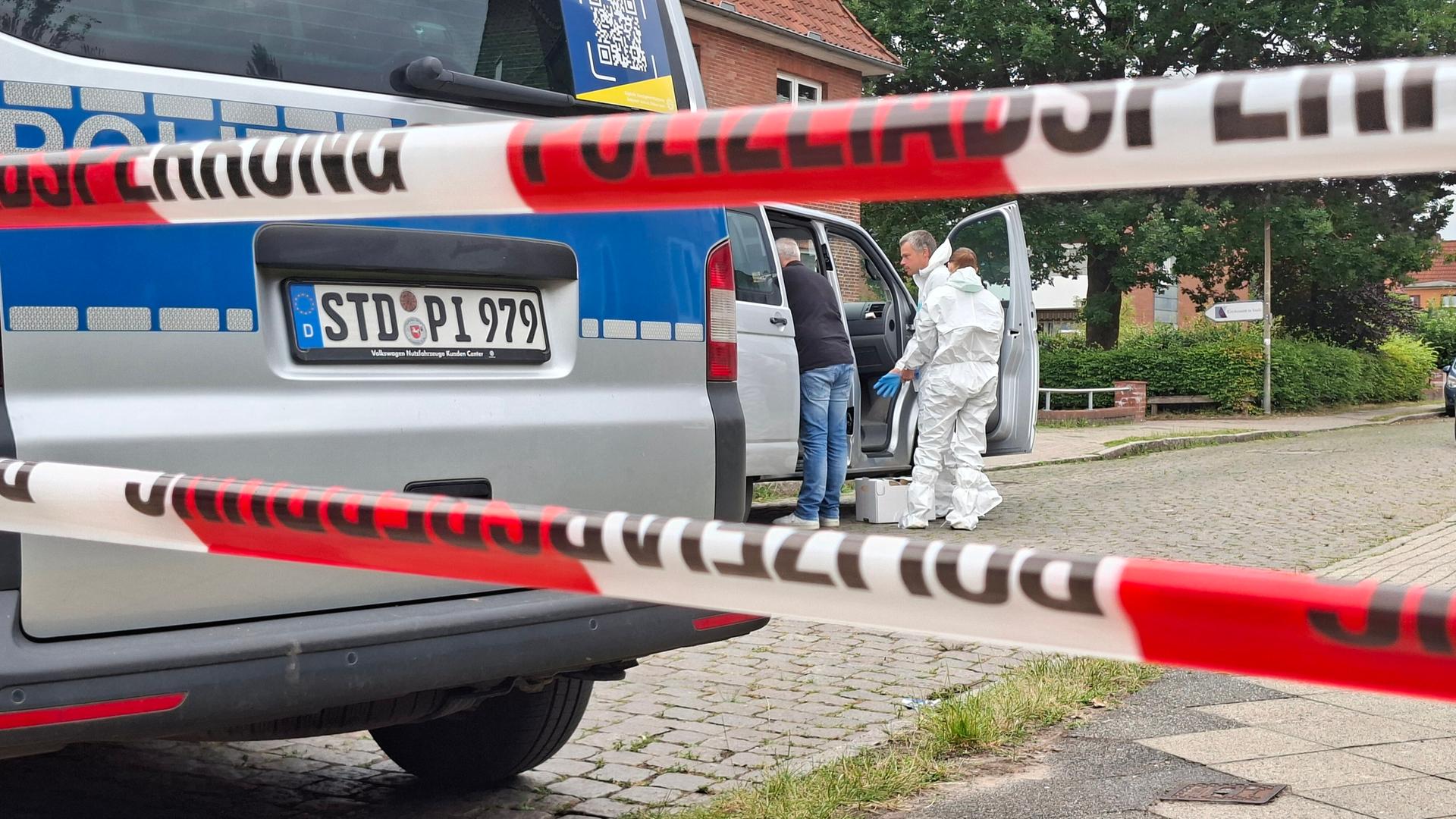 Spezialisten des LKA Niedersachsen sind am Tatort, einem Gebäude einer Jugendeinrichtung, eingetroffen.