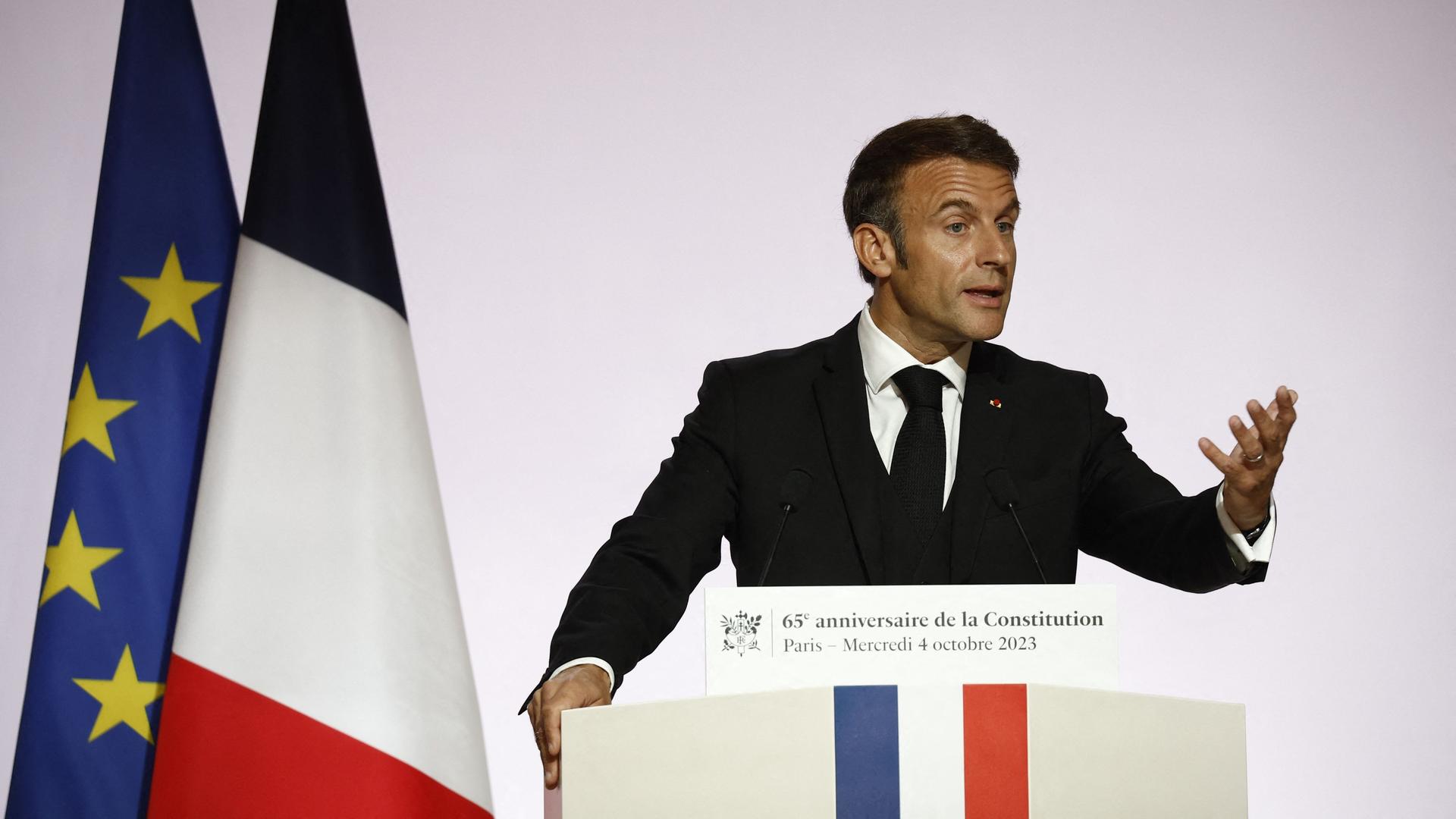 Der französische Präsident Macron spricht an einem Rednerpult, im Hintergrund sind die französische und die EU-Flagge zu erkennen.