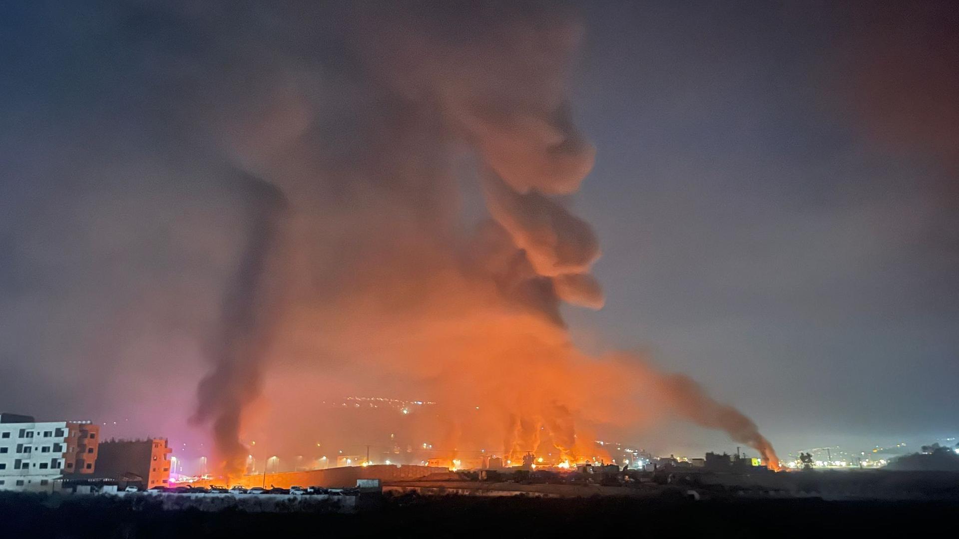 NABLUS, WEST BANK - FEBRUARY 27: Smoke and flames rise after Israeli settlers went on a rampage in the West Bank town of Huwara, setting fire to several homes and cars and injuring dozens of Palestinians, on February 27, 2023.