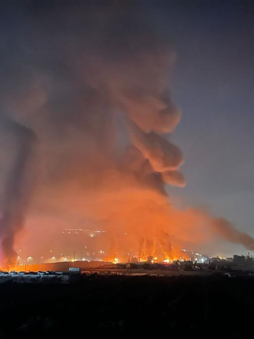 NABLUS, WEST BANK - FEBRUARY 27: Smoke and flames rise after Israeli settlers went on a rampage in the West Bank town of Huwara, setting fire to several homes and cars and injuring dozens of Palestinians, on February 27, 2023.