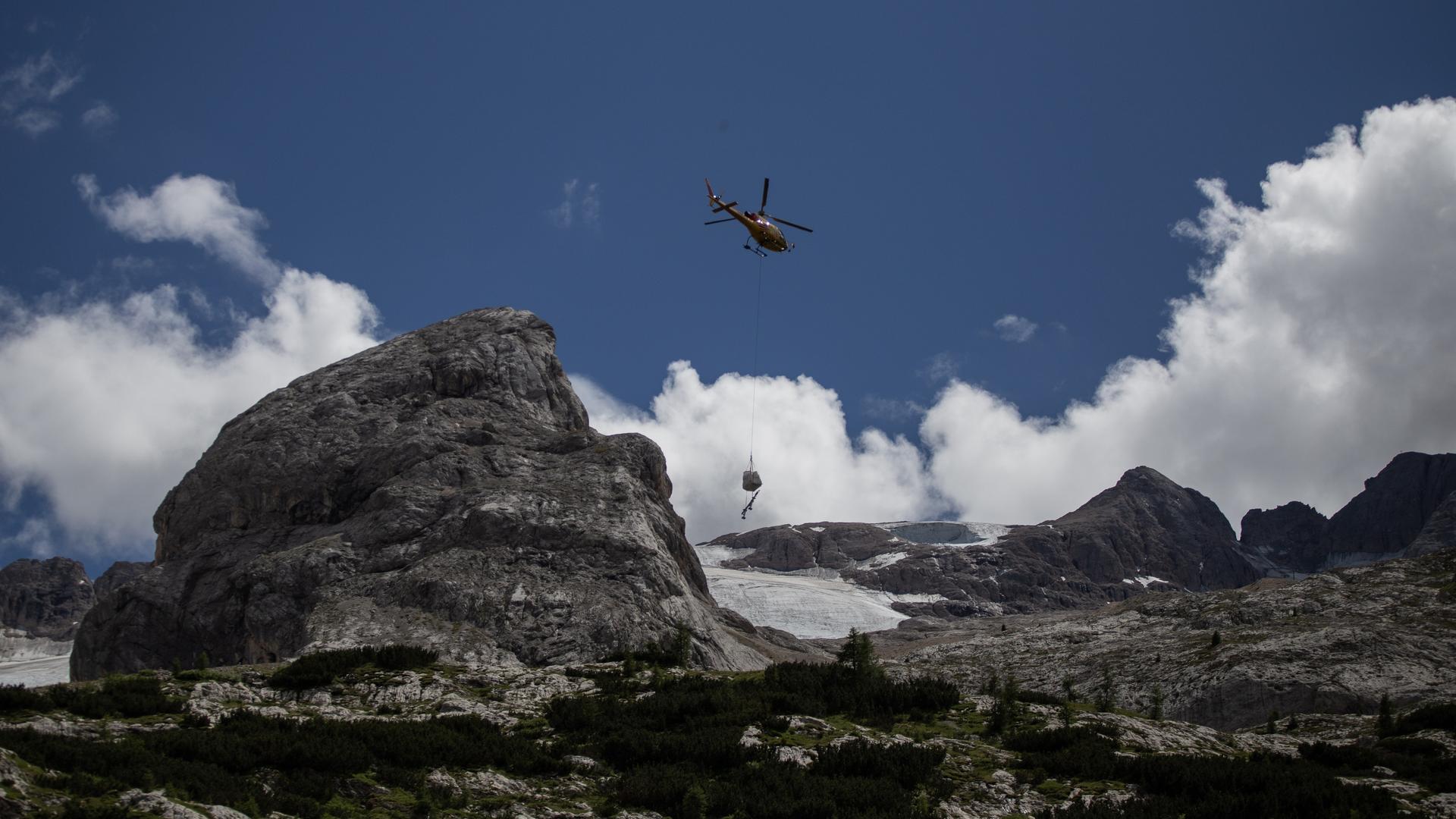 Hubschrauber nach Unglück an der Marmolata in den Dolomiten