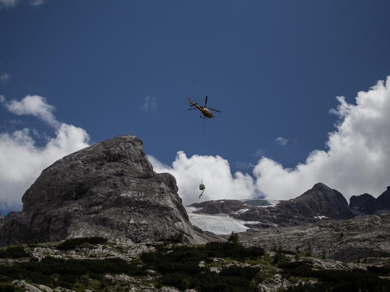 Hubschrauber nach Unglück an der Marmolata in den Dolomiten