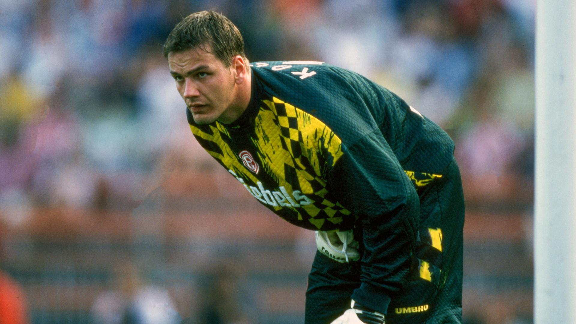 Georg Koch im Spiel zwischen Fortuna Düsseldorf und dem 1. FC Köln steht halb gebückt im Tor. Georg Koch im Spiel zwischen Fortuna Düsseldorf und dem 1. FC Köln steht halb gebückt im Tor.