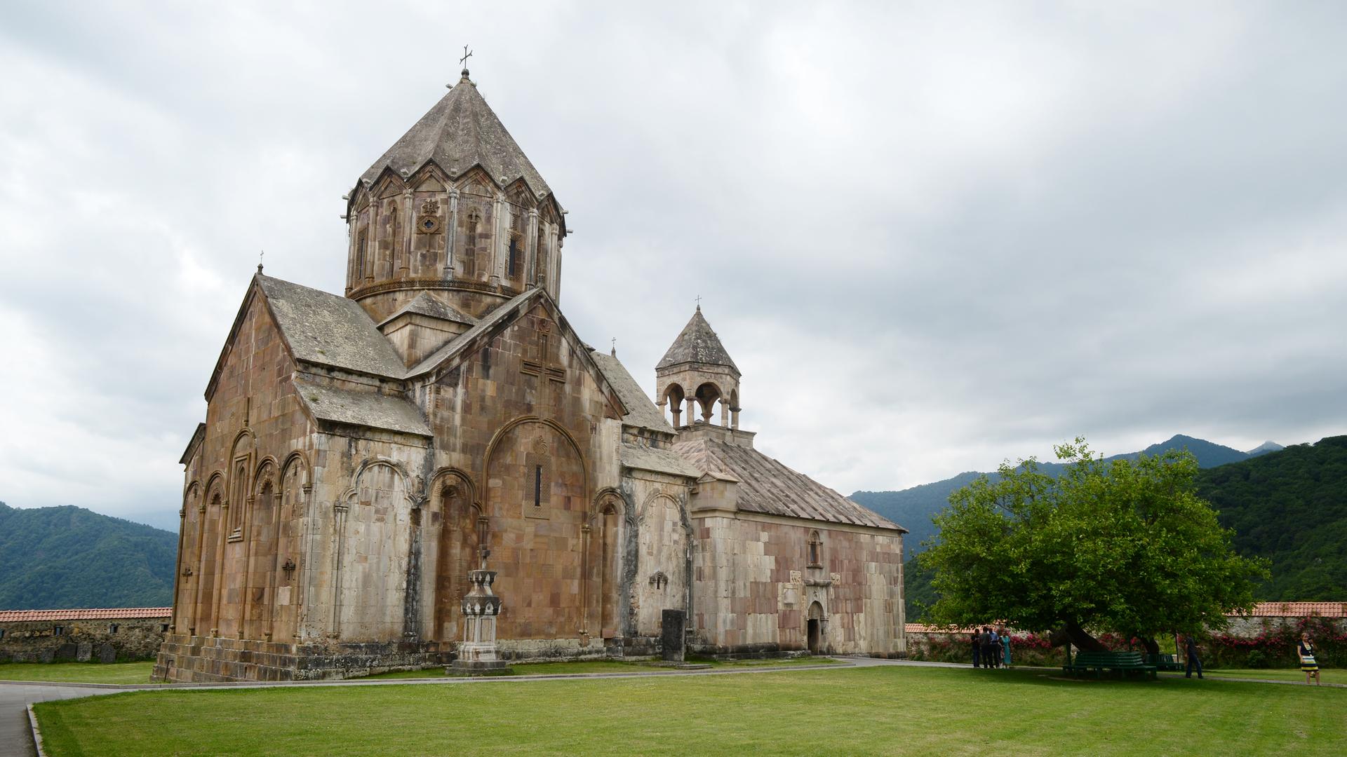 Eine Klosterkirche mit großer zentraler Kuppel in armenischer Bauart Eine Klosterkirche mit großer zentraler Kuppel in armenischer Bauart