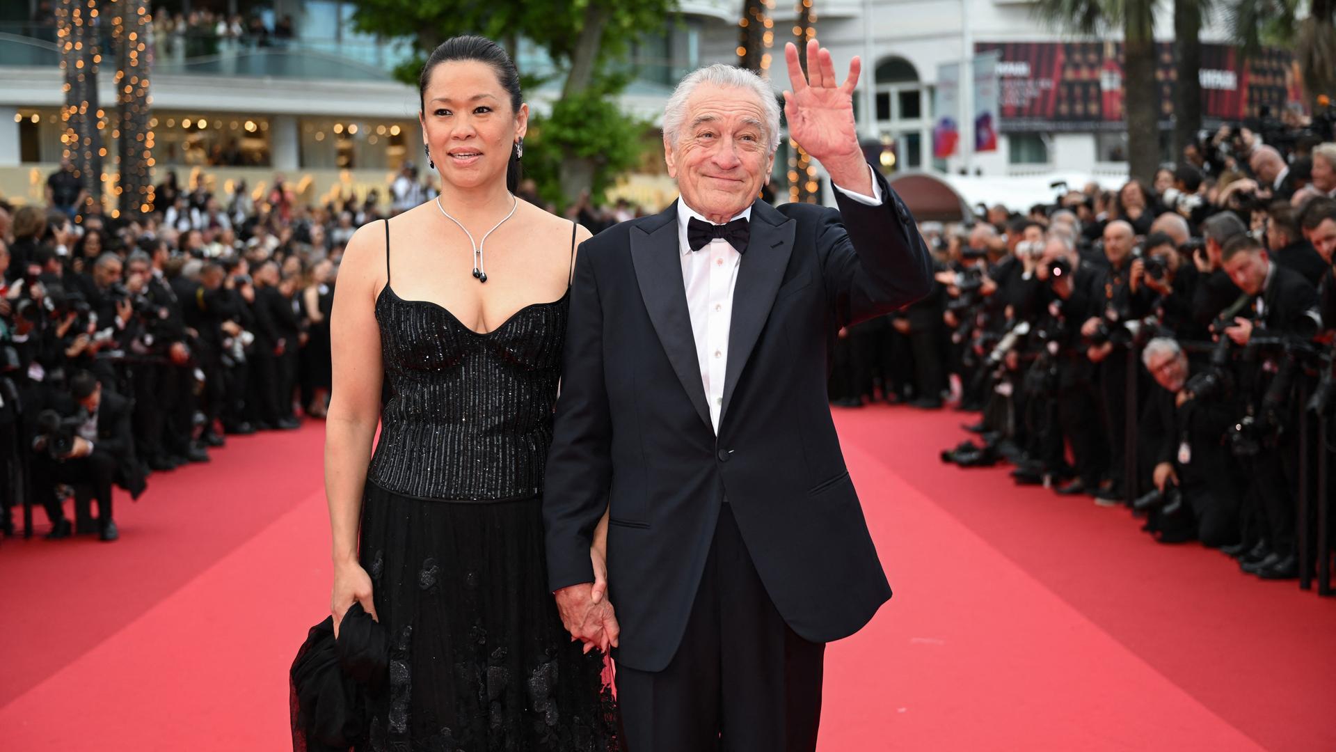 Robert de Niro mit seiner Partnerin auf dem roten Teppich; er erhält die Goldene Ehrenpalme für sein Lebenswerk. Robert de Niro mit seiner Partnerin auf dem roten Teppich; er erhält die Goldene Ehrenpalme für sein Lebenswerk.