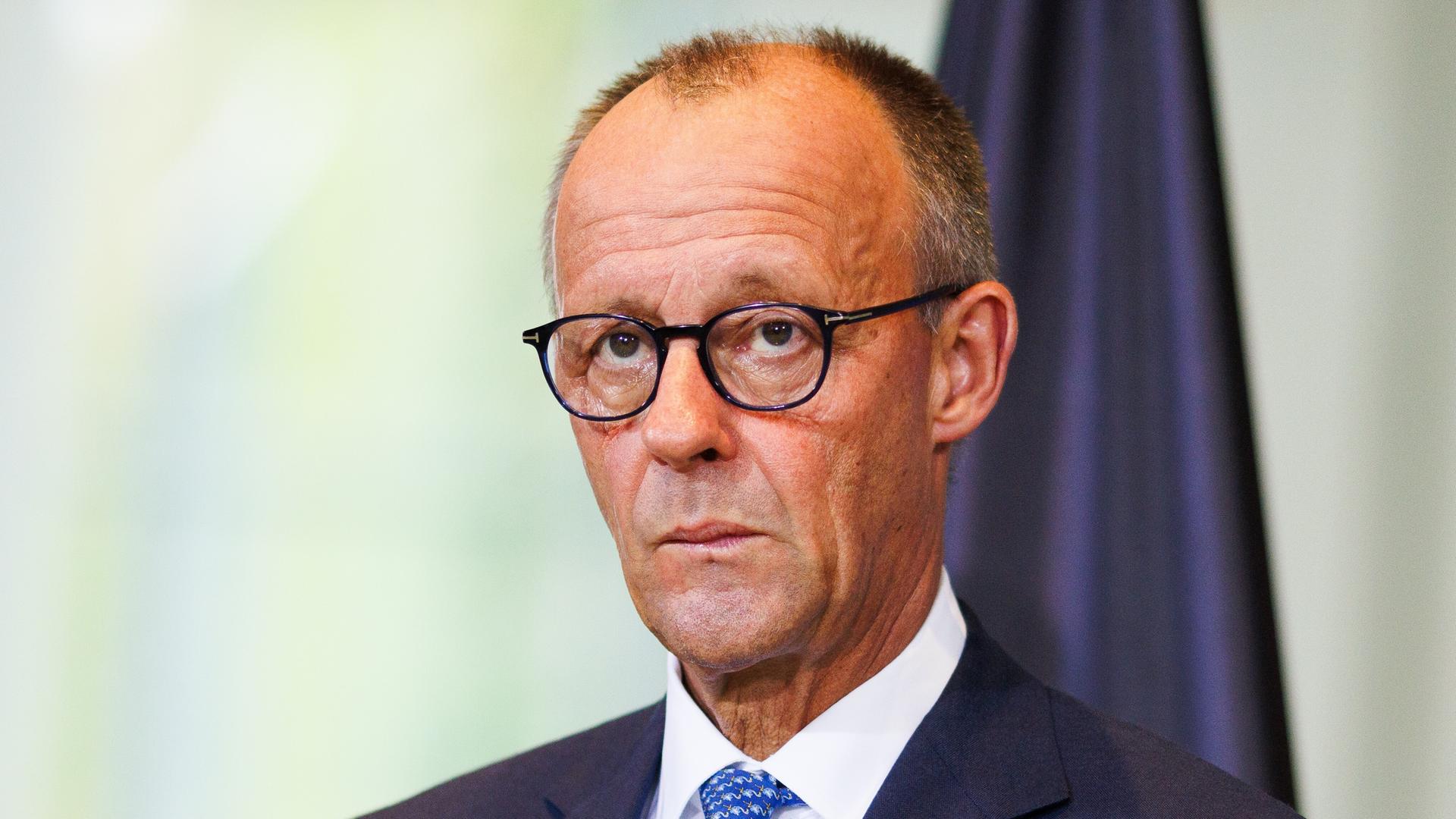Bundeskanzler Friedrich Merz schaut ernst. Bundeskanzler Friedrich Merz schaut ernst.