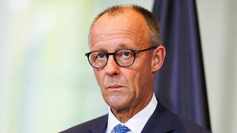 Bundeskanzler Friedrich Merz schaut ernst