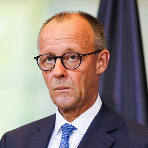 Bundeskanzler Friedrich Merz schaut ernst