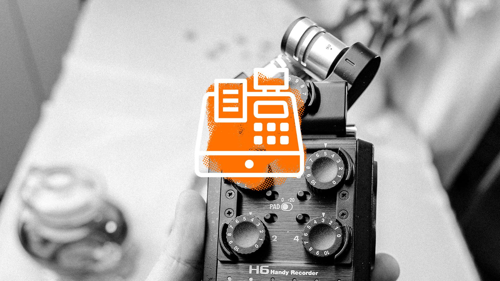 Collage: Eine Hand hält einen Handy-Recorder
