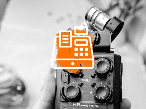 Collage: Eine Hand hält einen Handy-Recorder