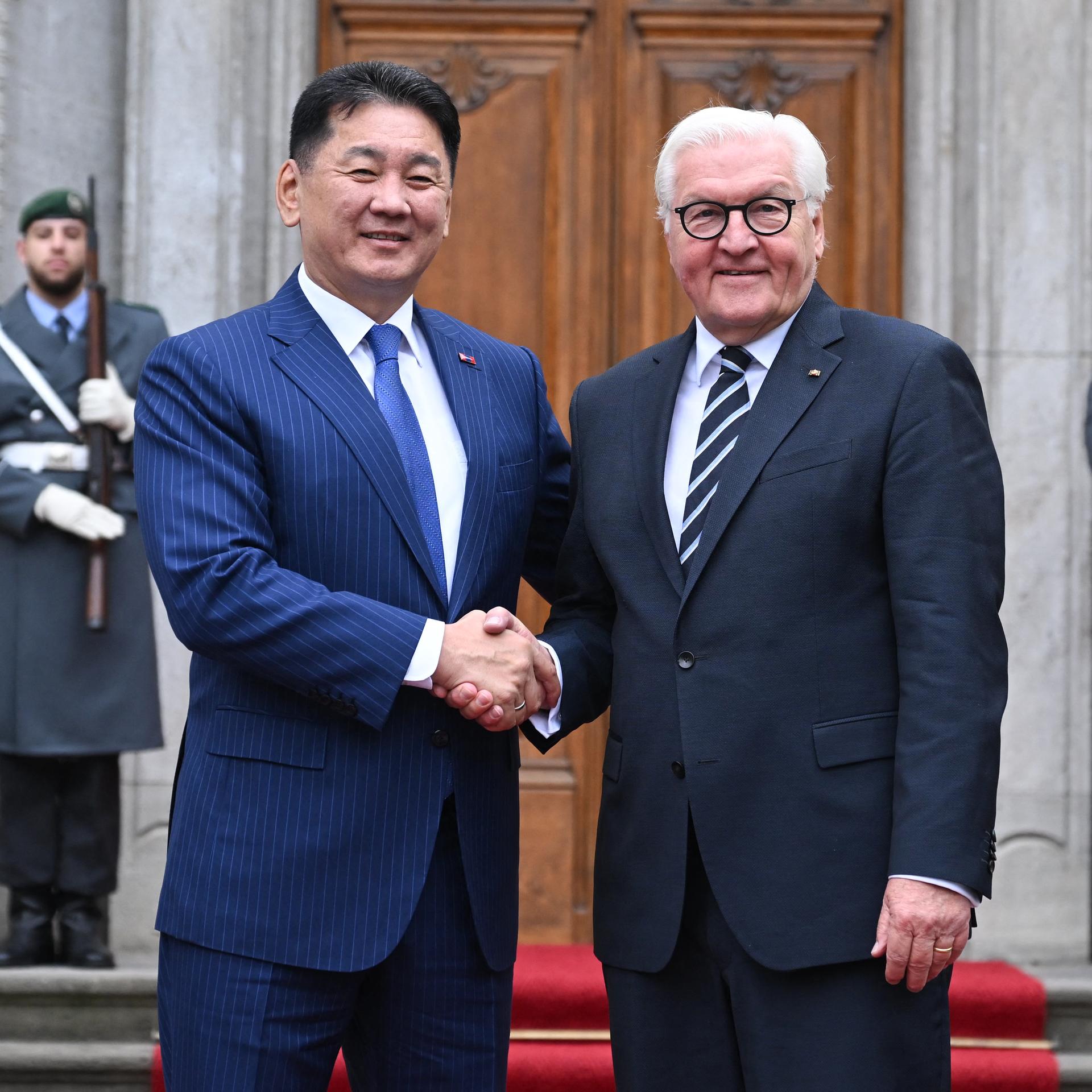 Berlin: Bundespräsident Frank-Walter Steinmeier begrüßt den Staatspräsidenten der Mongolei, Ukhnaa Khurelsukh, in der Villa Borsig. 