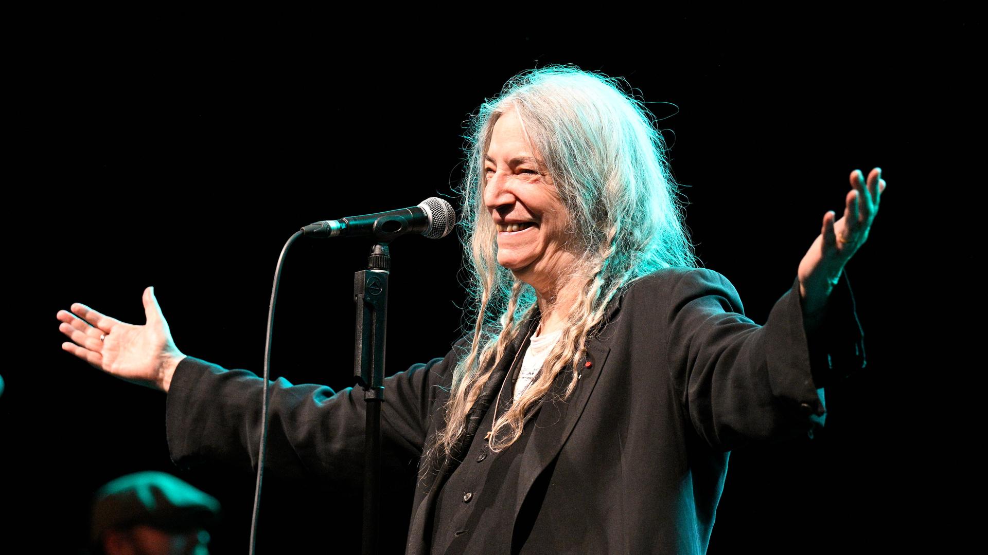 Patti Smith während eines Konzerts auf der Bühne.