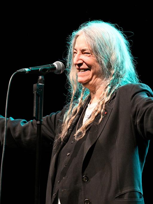 Patti Smith während eines Konzerts auf der Bühne.