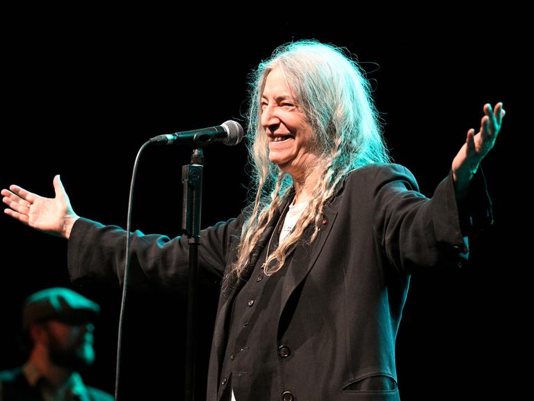 Patti Smith während eines Konzerts auf der Bühne.