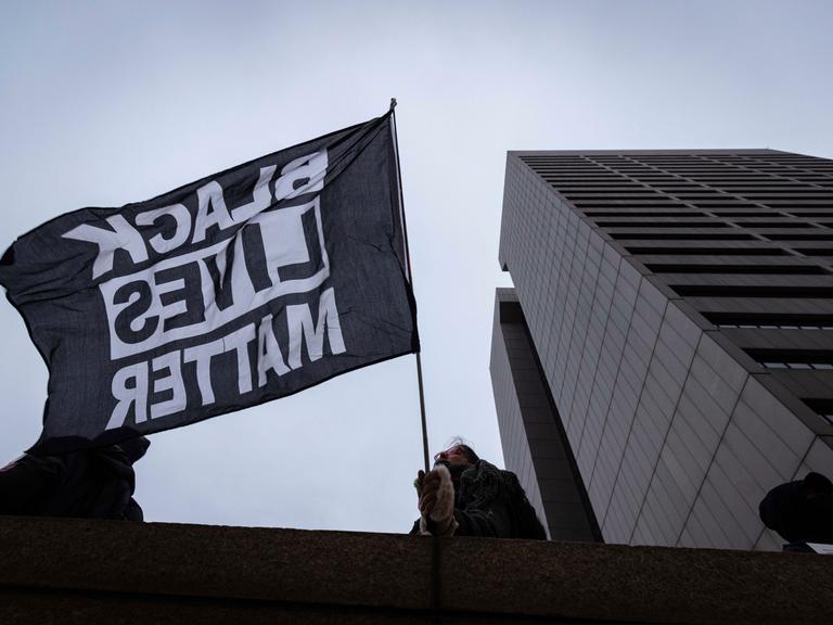 "Black Lives Matter"- Protest im Februar 2022 in Minneapolis nachdem der 22-jährige Amir Locke bei einer Polizeiaktion in seiner Wohnung getötet wurde