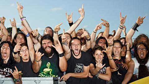 Heavy-Metal-Fans feiern sich beim Wacken Open Air.