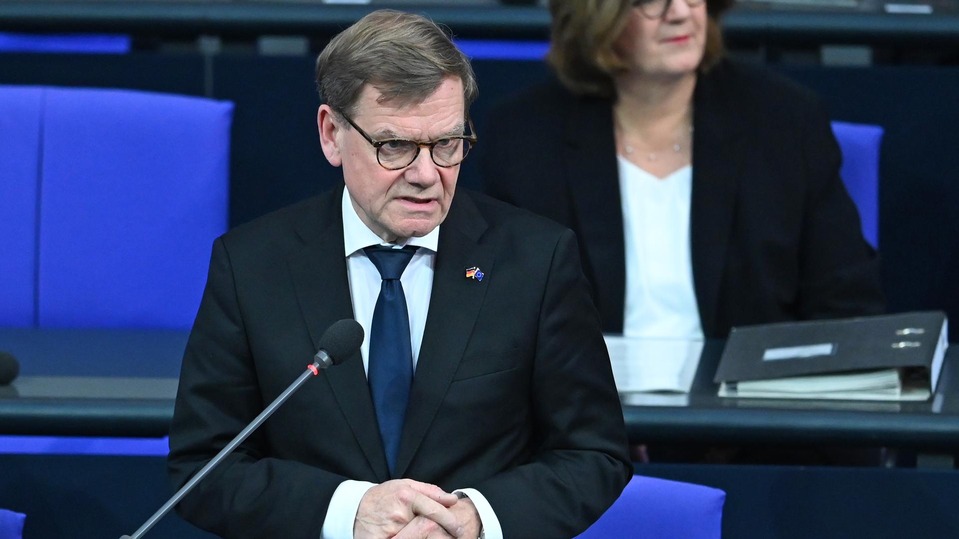 Wadephul im schwarzen Jackett steht in der Regierungsbank und spricht in ein MIkrofon. Wadephul im schwarzen Jackett steht in der Regierungsbank und spricht in ein MIkrofon.