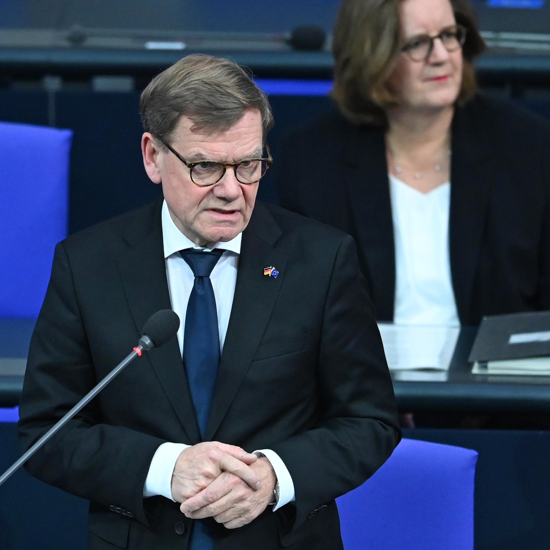 Johann Wadephul (CDU), Außenminister, spricht während einer Regierungsbefragung im Plenum des Bundestages.